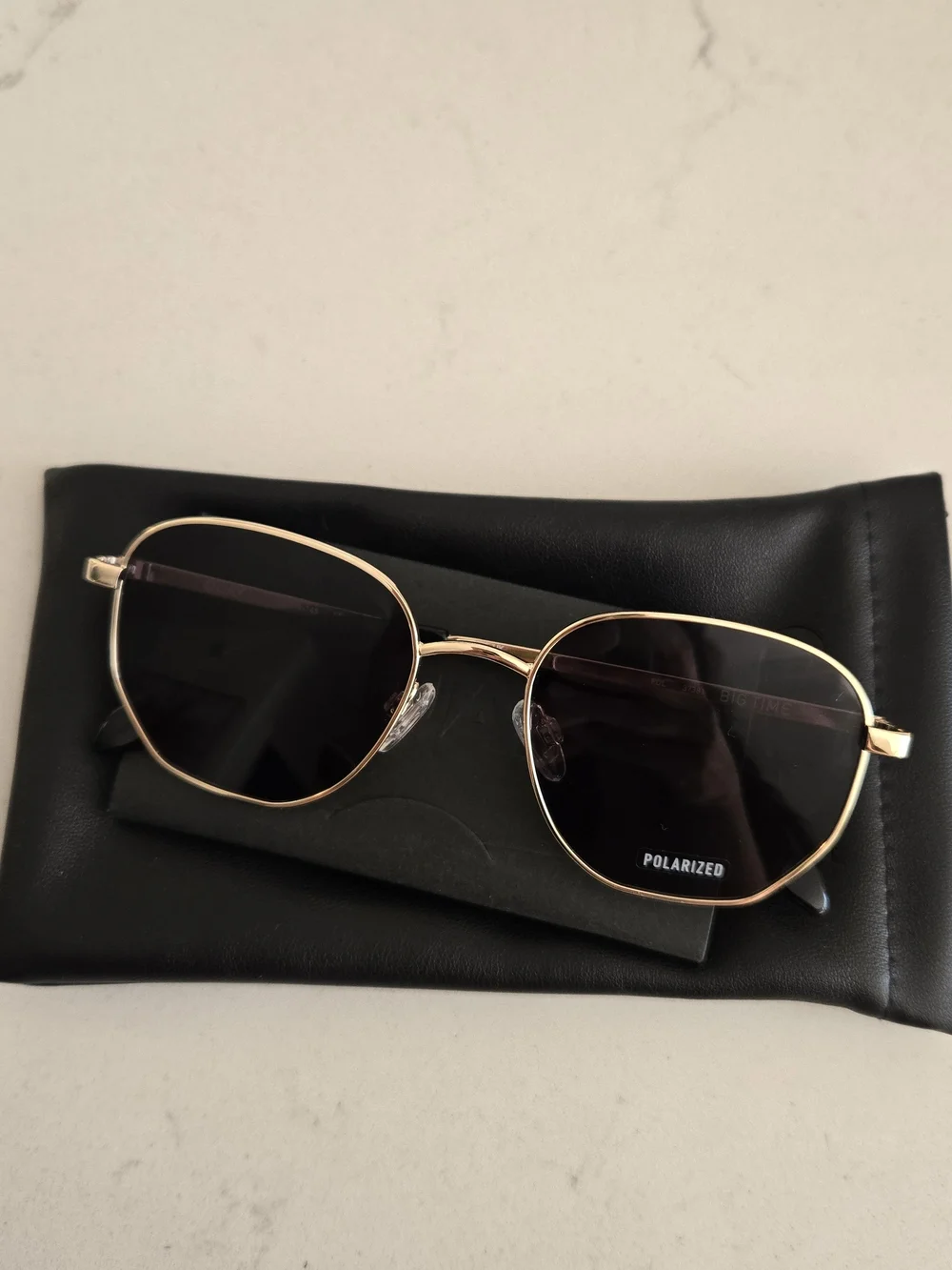 NWOT Quay "Big Time" Gold Frame Polarized Sunglasses with Dark Gray Lenses - Picture 2 of 5